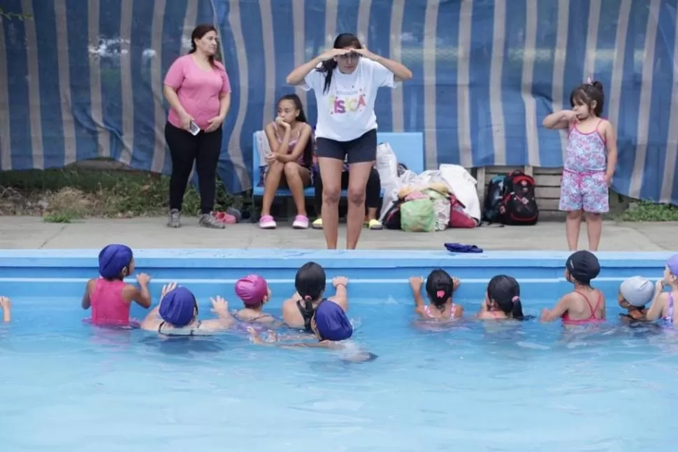 NATACIÓN. Los clubes de la provincia ya abrieron sus puertas y siguen inscribiendo. 