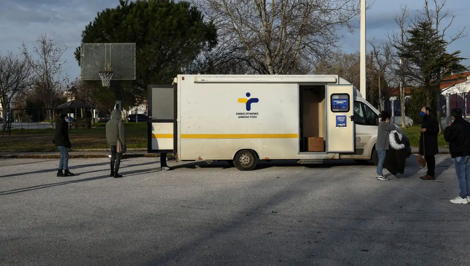   TESALÓNICA. Ciudadanos griegos aguardan la vacuna administrada por el sistema público de salud. 
