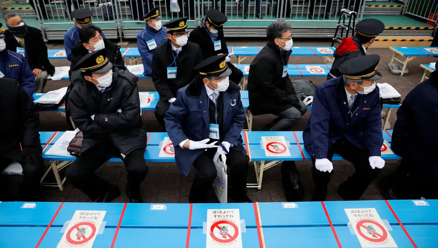 TOKIO. Los bomberos de la capital de Japón participan del balance de Fin de Año, con distancia social.