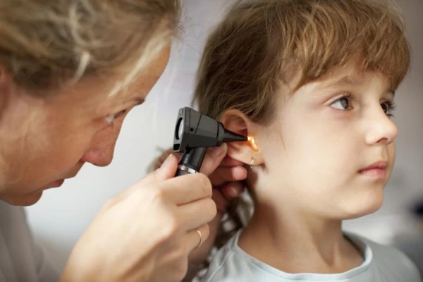 Especialista tucumano explica cómo prevenir la otitis externa