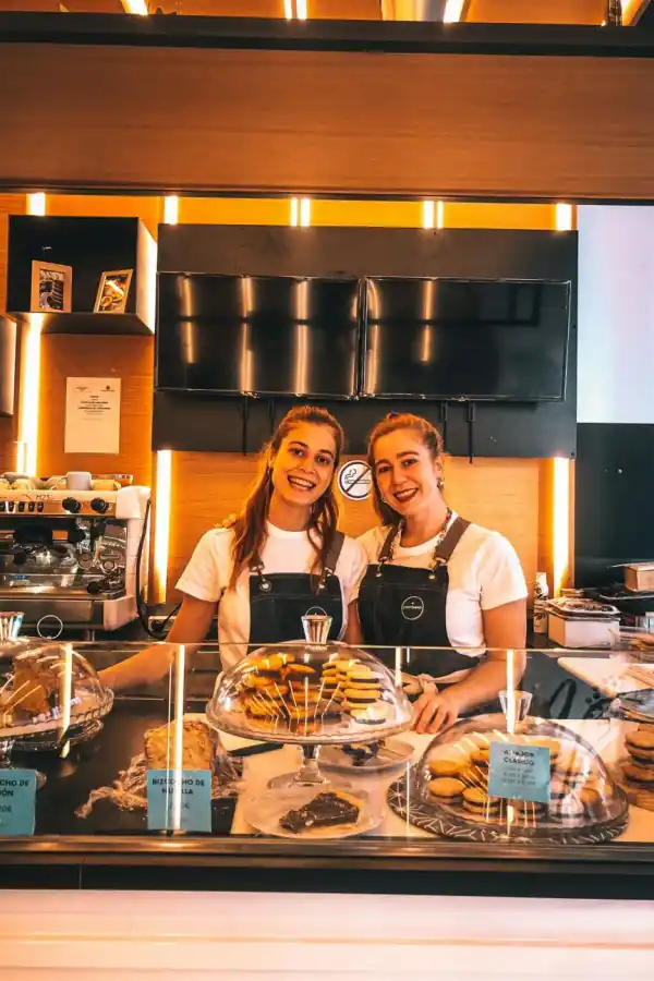  Paula fornaciari en una feria de Tucumán  Escarapela de Adela Francisca en el arco del triunfo  