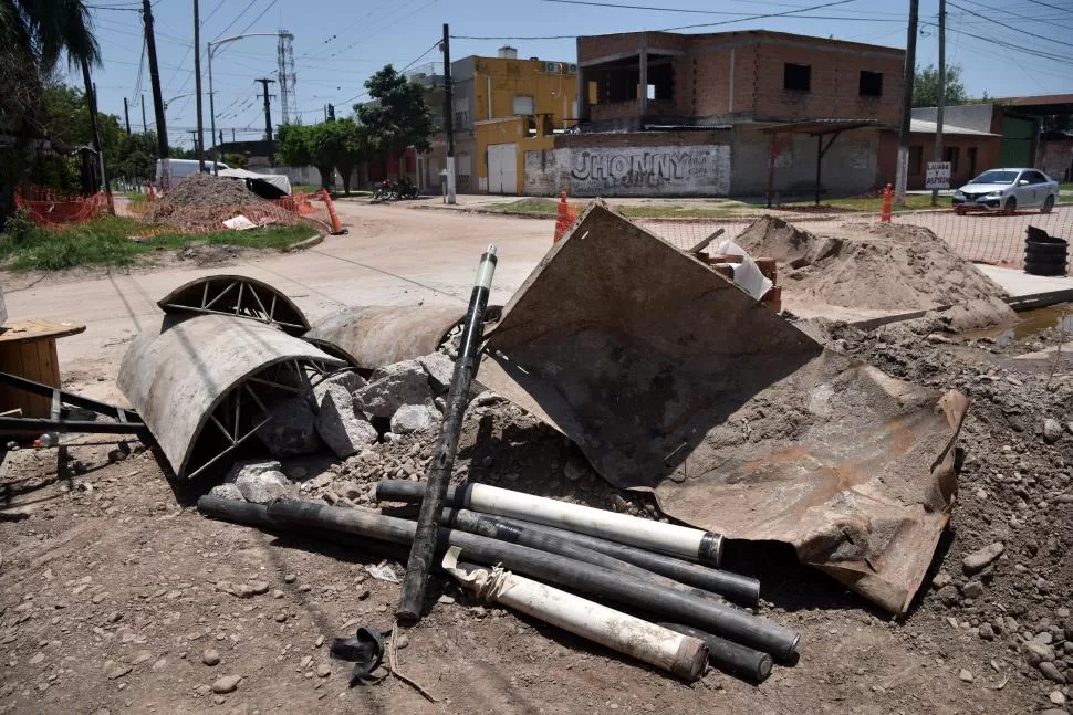 BUENOS AIRES Y AMÉRICO VESPUCIO. El cable subterráneo averiado fue sacado y cortado en varias partes. la gaceta / foto de Ines Quinteros Orio
