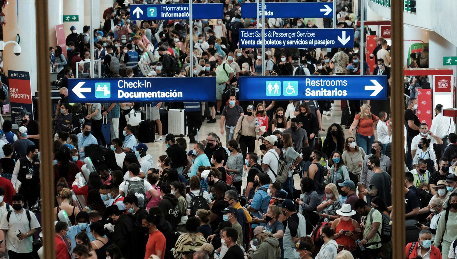 CANCÚN. Una multitud se apiña para embarcar en el aeropuerto de la ciudad turística mexicana. 