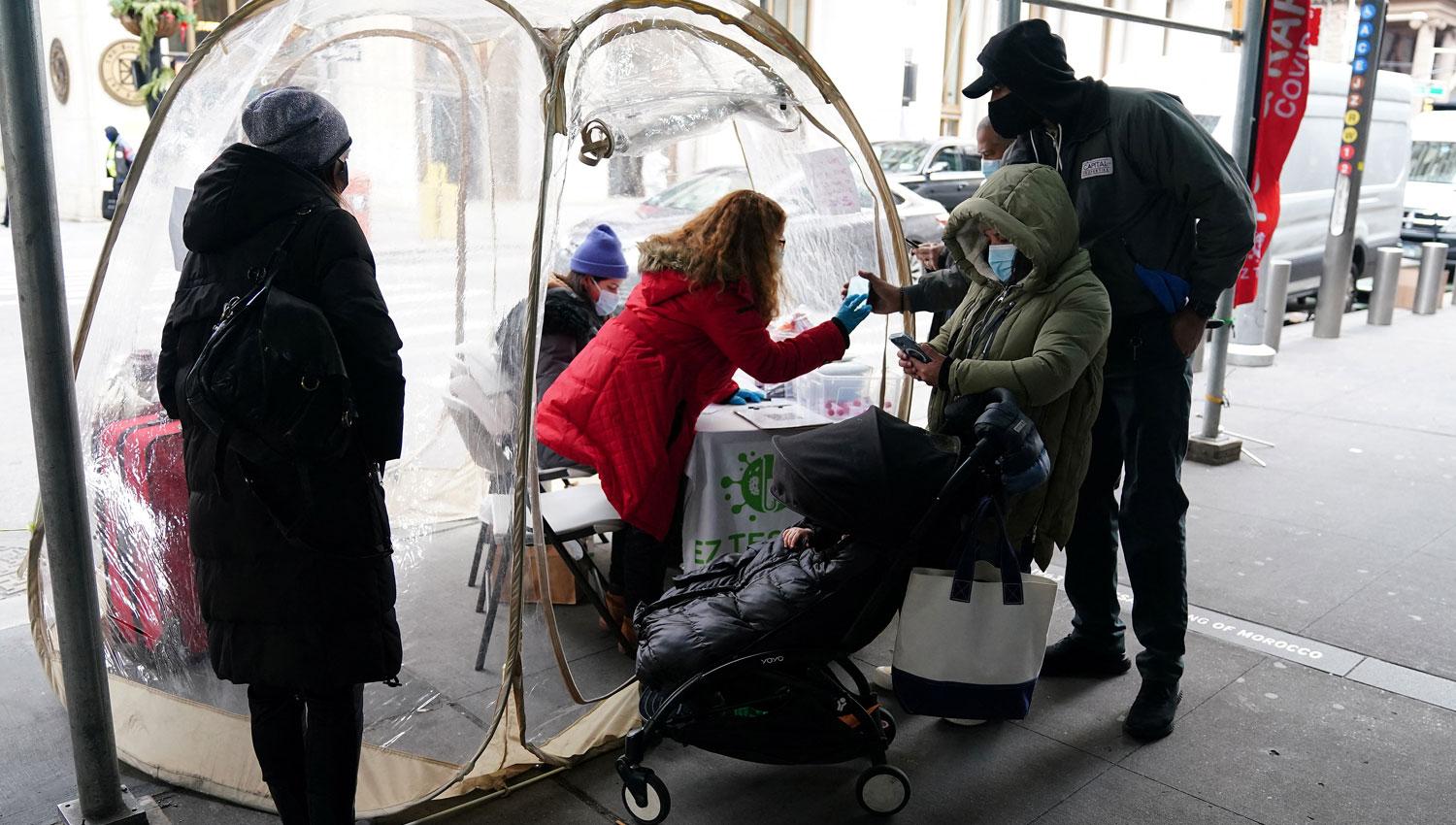  NUEVA YORK. En el barrio de Manhattan, los residentes hacen largas colas en la calle, para acceder a los testeos de covid-19.