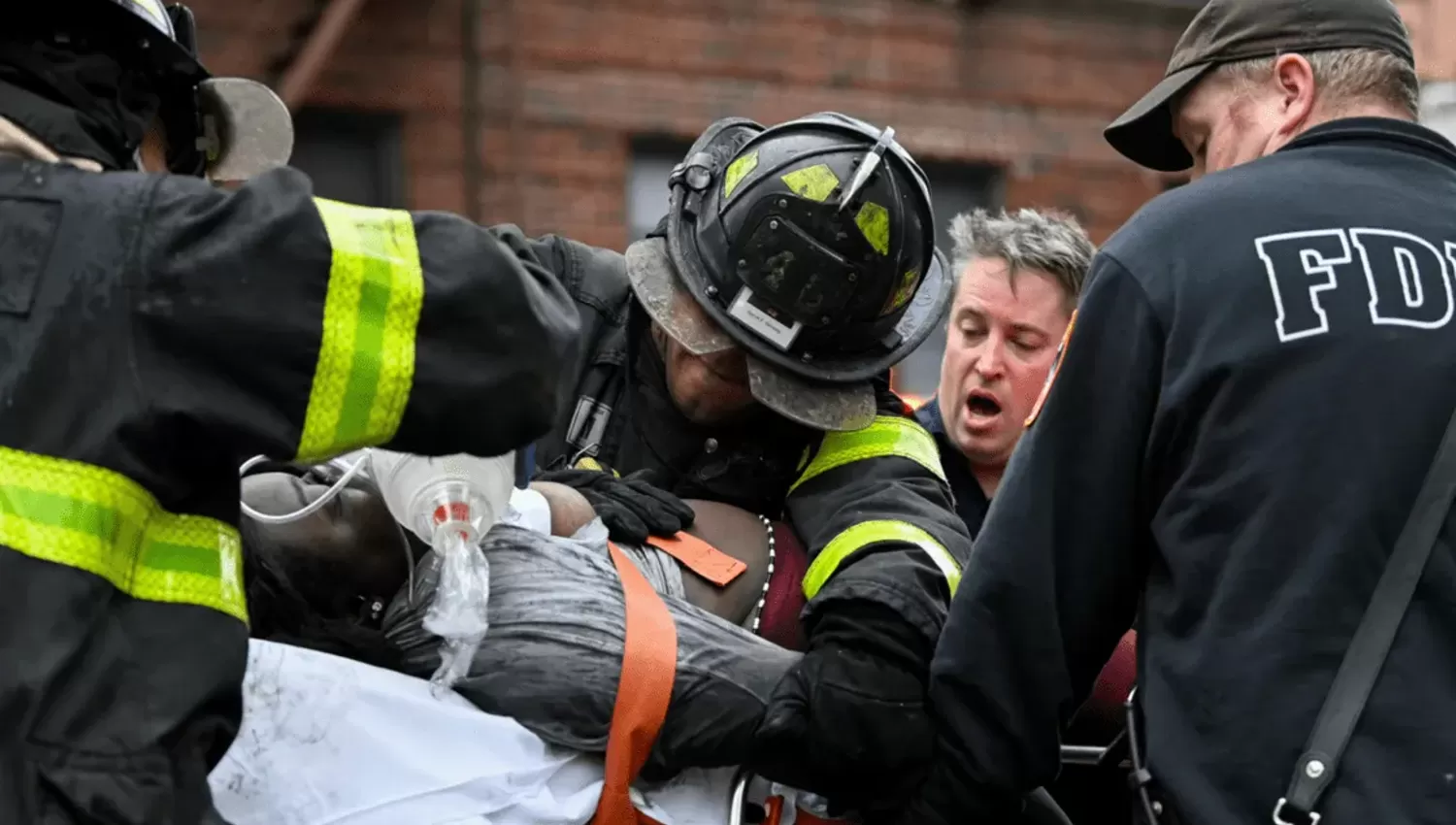 TRAGEDIA. Al menos 19 muertos tras un incendio en un edificio del Bronx. FOTO REUTERS.