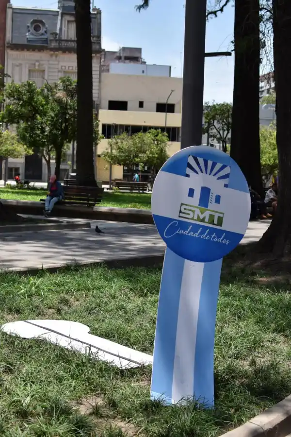 A seis meses de inaugurada, la plaza Independencia sufre roturas y suciedad