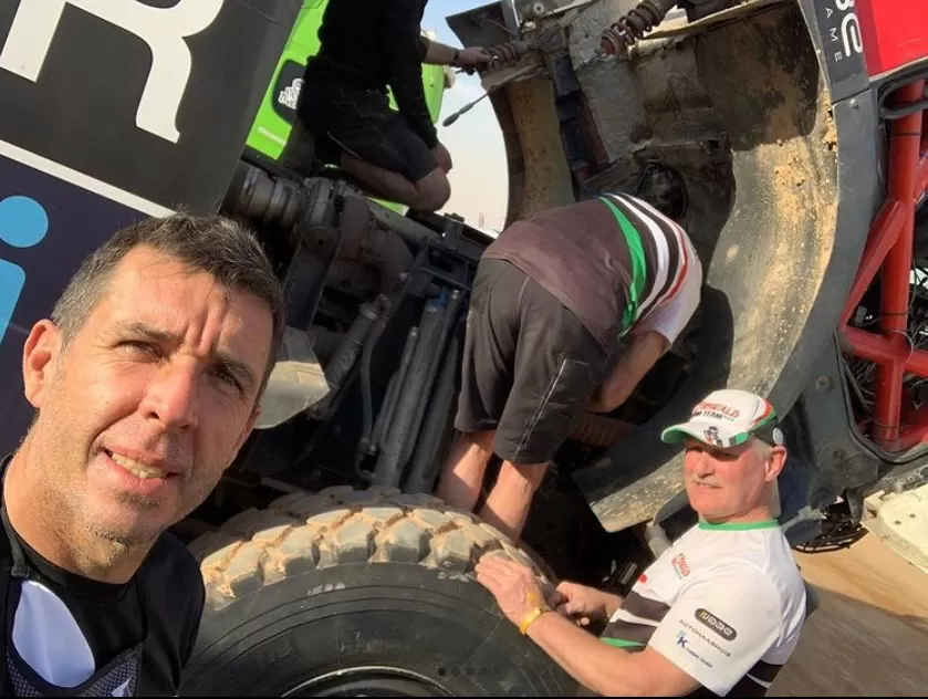 EN EL VIVAC Y SIN DESCANSO. “Pato” Silva y sus mecánicos, en la puesta a punto del camión Tatra, que sufre fallas.  