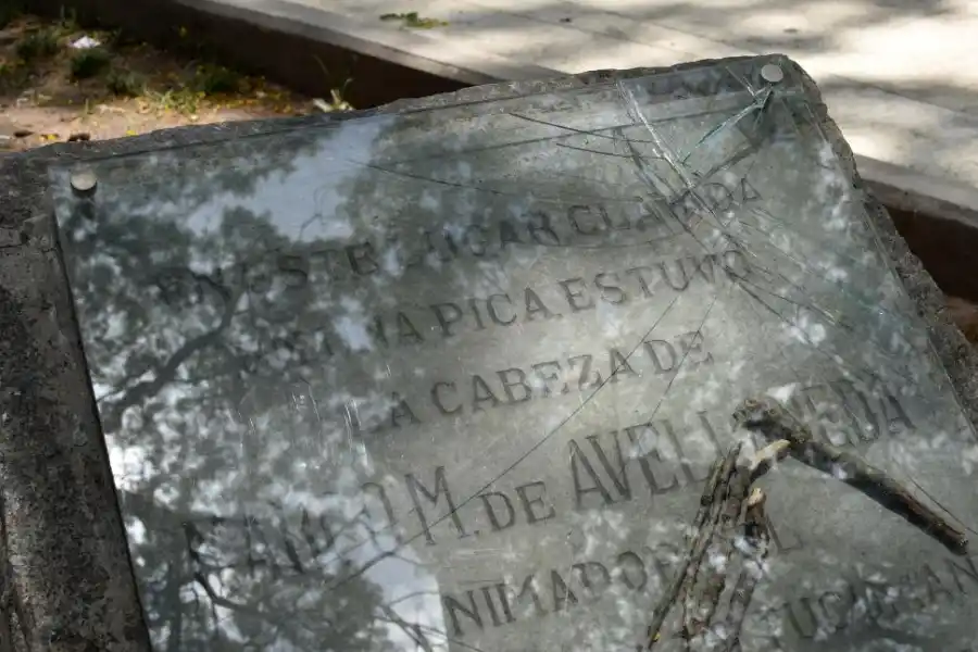 CON SERIOS DAÑOS. El protector de la placa que evoca un sitio histórico se encuentra astillado, como consecuencia de haber recibido golpes.