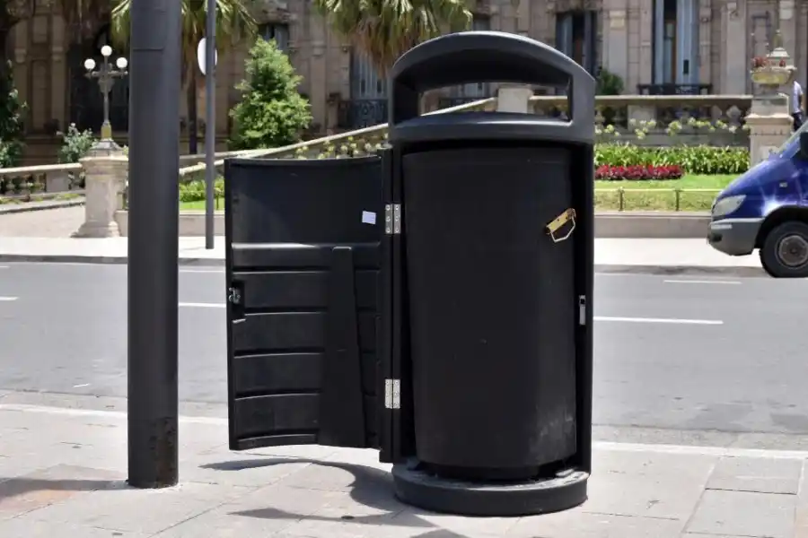 NO SE SALVAN NI LOS CESTOS. El depósito de basura también fue dañado.