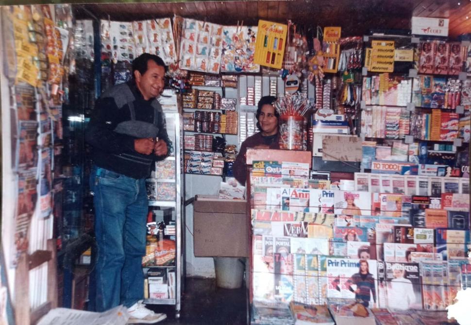 LUGAR TRADICIONAL. Polito, en el puesto de diarios y revistas de avenida Aconquija, en Yerba Buena.
