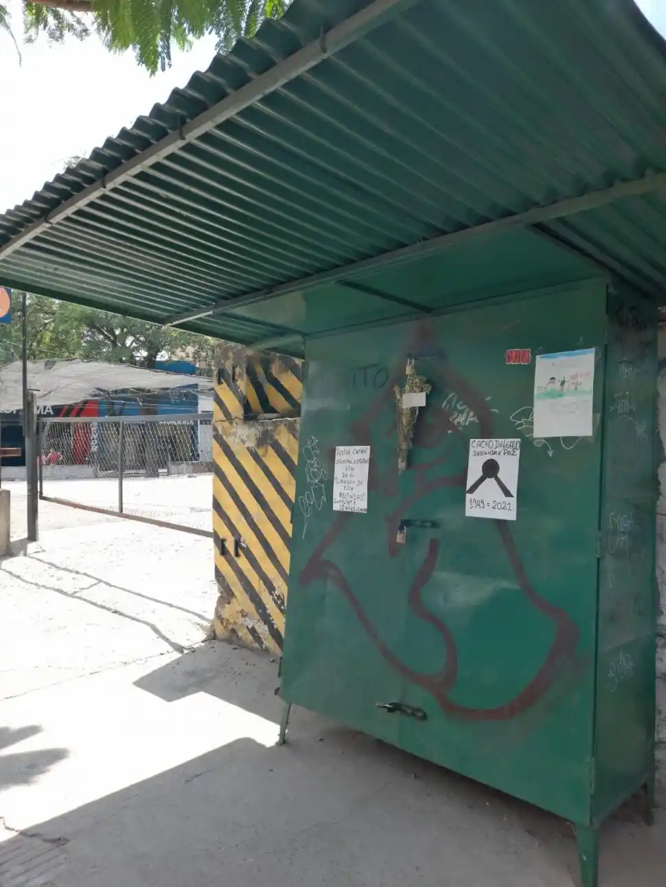HOMENAJE. Mensajes de vecinos en el kiosco. 