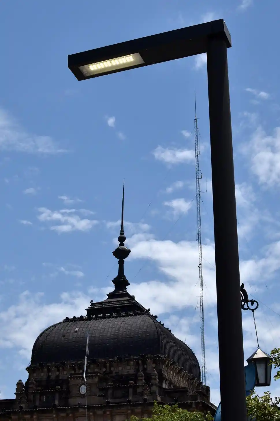 DE PIE Y NO TANTO. Hay cartelería que se encuentra caída en la plaza principal de la Capital. A la vez, de una columna del nuevo alumbrado cuelgan cables sueltos.