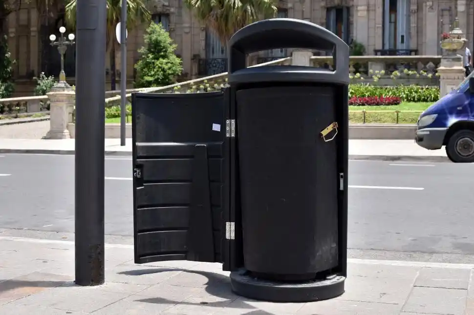 NO SE SALVAN NI LOS CESTOS. El depósito de basura también fue dañado.