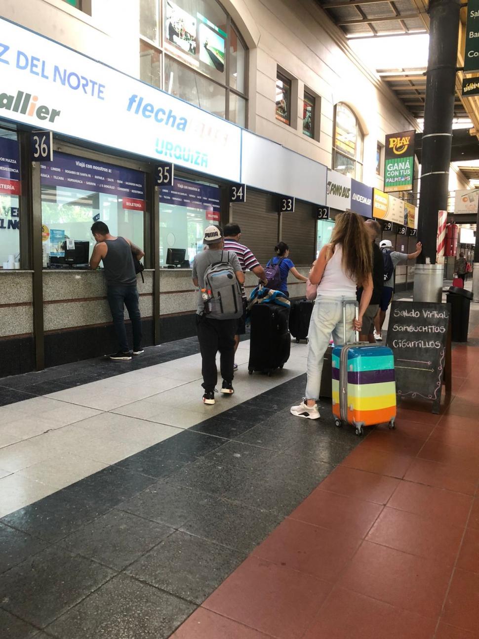 CARA A CARA. Los viajeros prefieren el trámite presencial en boleterías.  