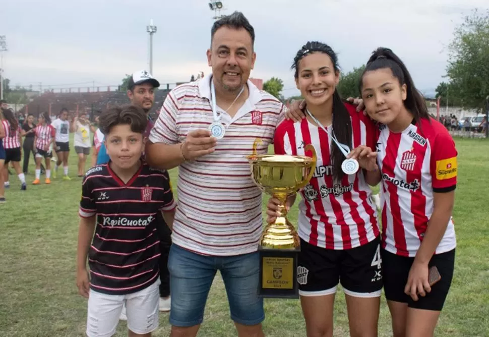 SIEMPRE UNIDOS. Luego de la consagración de las “Santitas” ante Atlético Celeste, por la Liga Tucumana, Meija festejó el título con tres de sus hijos: Tarek, Nahiara (campeona con su medalla) y Malica. prensa casm