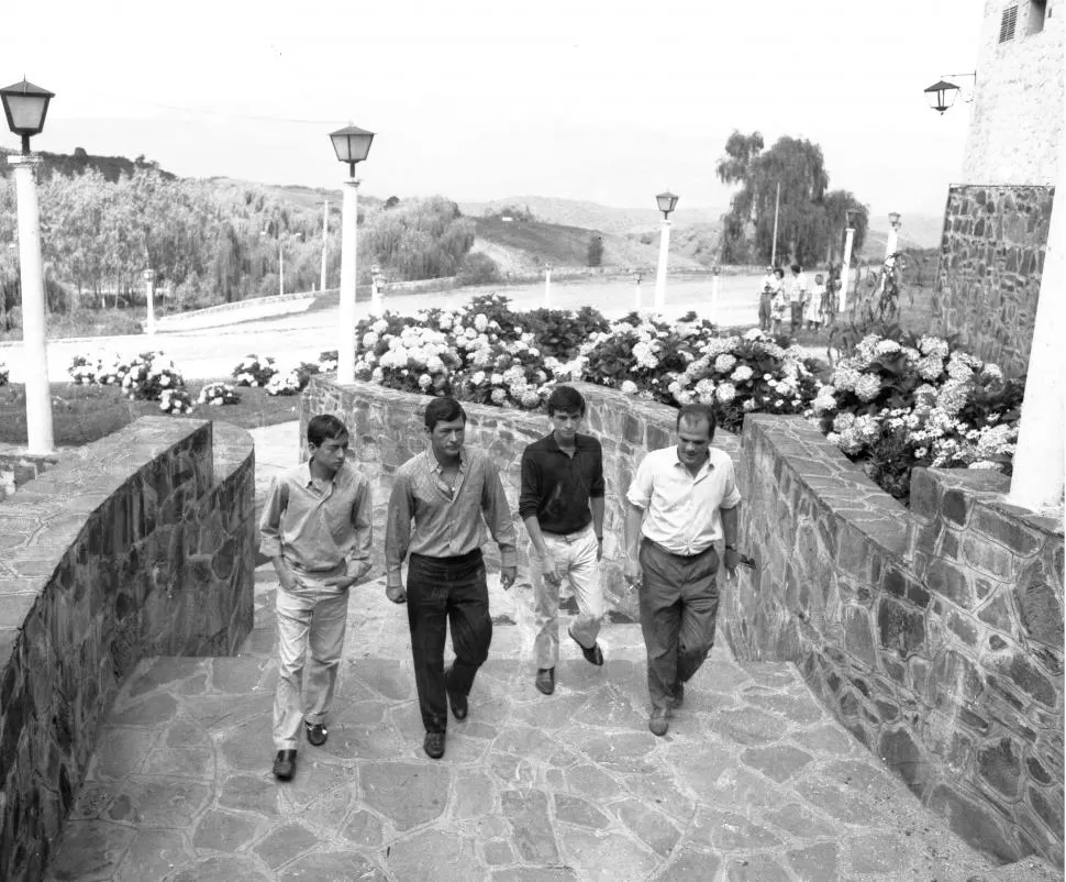 EN SAN JAVIER. Ramón Ortega sube las escaleras de la hostería junto con sus hermanos, los mellizos René y Luis, y el cronista de LA GACETA. 