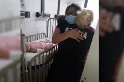 Video: el desesperante momento en que una mujer policía le salva la vida a una niña