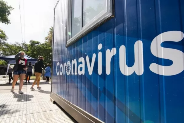 Definen si se elimina el aislamiento de contactos estrechos asintomáticos vacunados