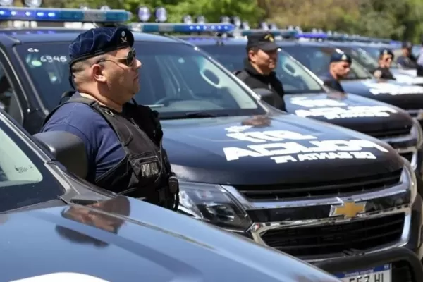 Santa Fe: a los policías no vacunados les retiraron el arma reglamentaria y los mandaron a la casa