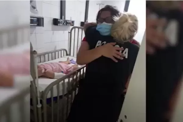 Video: el desesperante momento en que una mujer policía le salva la vida a una niña