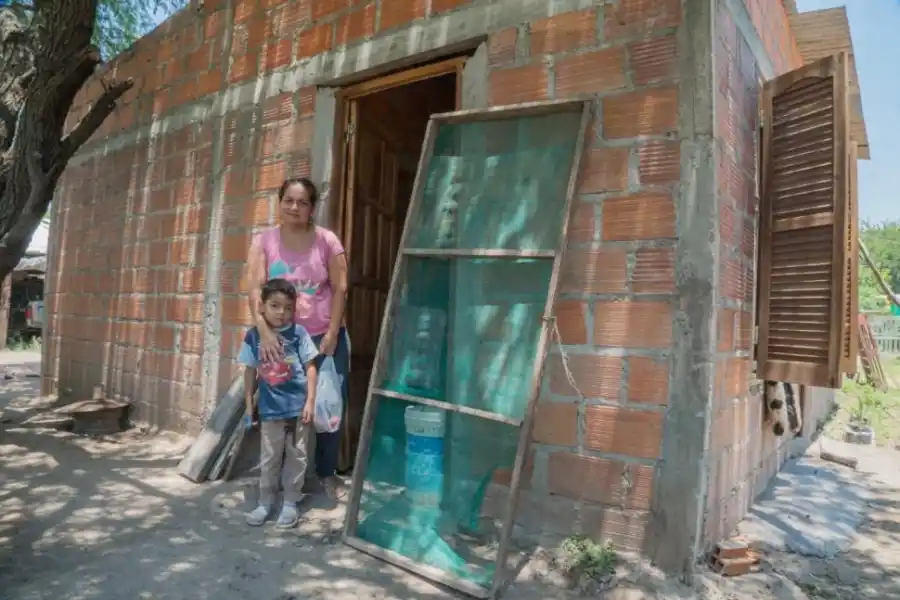 TODAVÍA ASUSTADOS. Mayer Sara, junto con su hijo, en El Simbolar.  