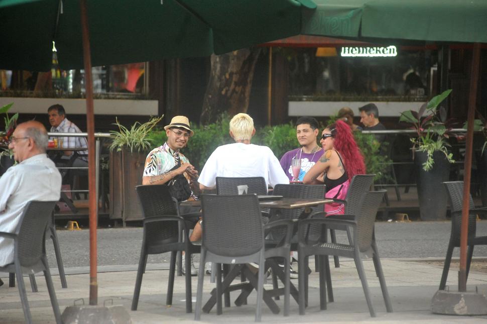 UNA CHARLA DISTENDIDA CURA CUALQUIER MAL CLIMA. Una de las mesas de café ubicadas sobre la vereda de la calle Santa Fe, en la plaza Urquiza.