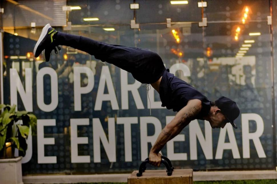 PURA CONCENTRACIÓN. En el gimnasio donde enseña y se entrena, Álvarez realiza una muestra de calistenia, enfocando todo el trabajo en los brazos y el abdomen.