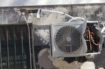 Se le prendió fuego el aire acondicionado, le tiró un baldazo de agua para apagarlo y murió electrocutado