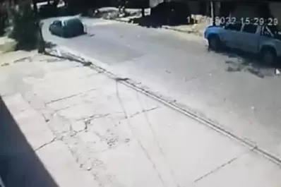 Video: En pocos segundos le roban la camioneta en barrio Sur