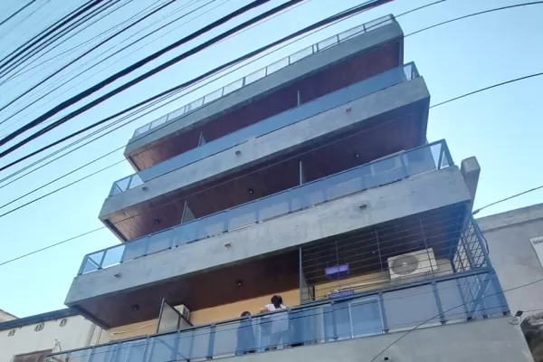 Le incendiaron la moto porque la estacionó dentro del edificio y casi se asfixia un niño de seis años