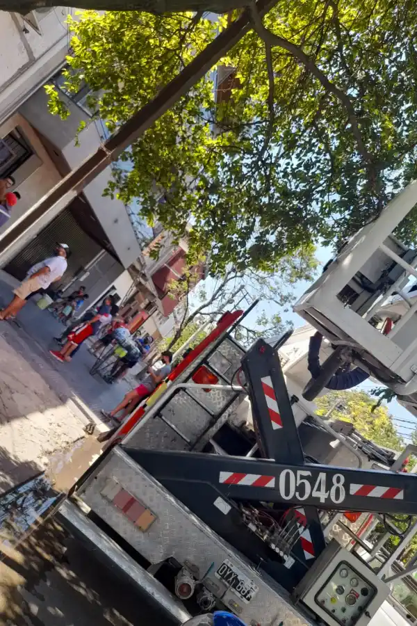 Le incendiaron la moto porque la estacionó dentro del edificio y casi se asfixia un niño de seis años 