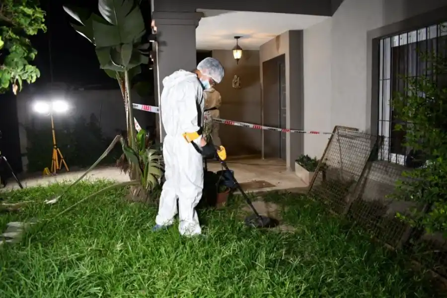 EN EL LUGAR. Investigadores trabajan en la vivienda luego del hecho. ministerio publico fiscal