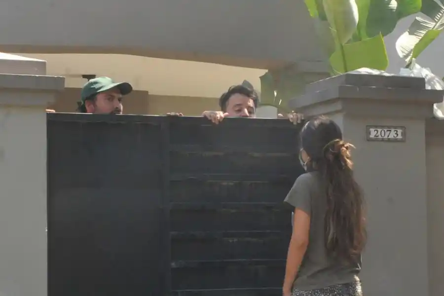 ¿QUÉ PASÓ? Vecinos se acercan a hablar con los empleados de la casa. 