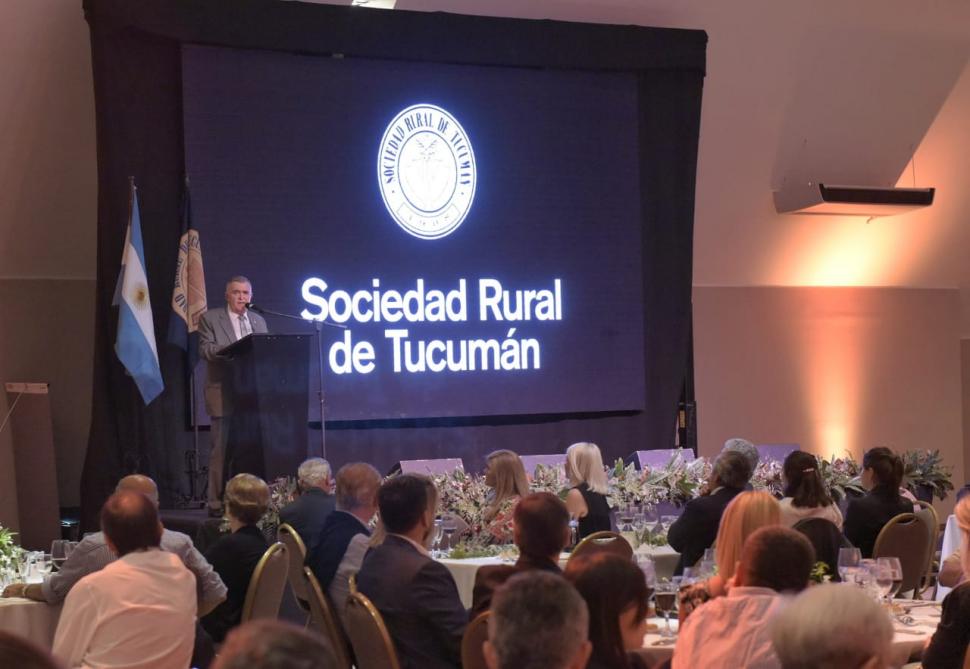  Osvaldo Jaldo hablando durante un acto de la Sociedad Rural.
