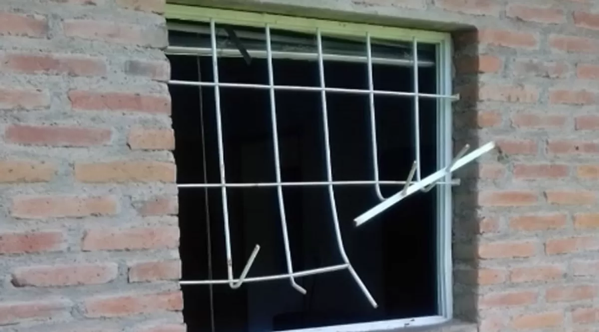 HIERROS RETORCIDOS. Los ladrones rompieron la ventana de Martín.