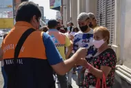 La Municipalidad repartió agua mineral a quienes hacían fila frente a los centros de pago a jubilados  