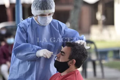 En Tucumán, a diario se hisopan cerca de 10.000 personas y se vacunan más de 15.000