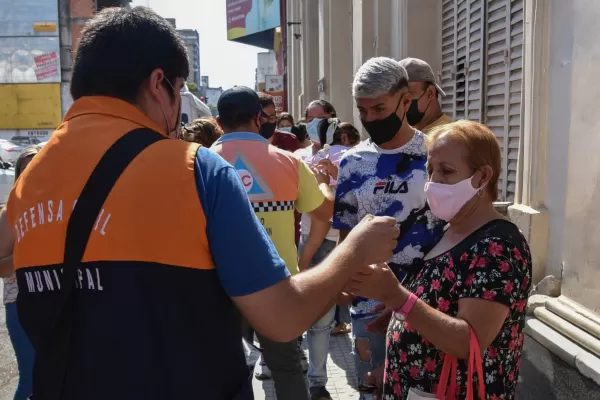 La Municipalidad repartió agua mineral a quienes hacían fila frente a los centros de pago a jubilados
