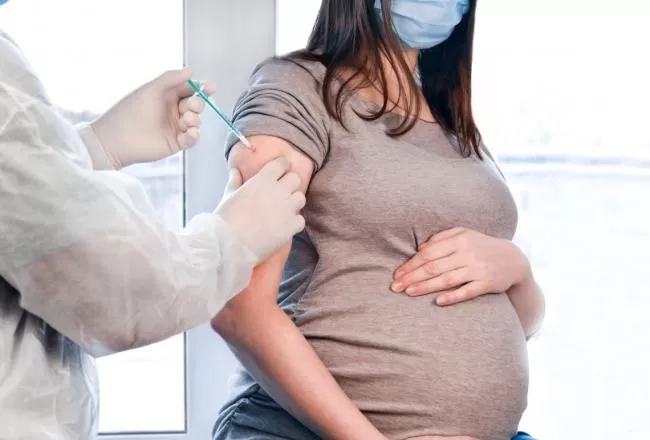 Las embarazadas con cuadros graves de coronavirus son las que no se vacunaron