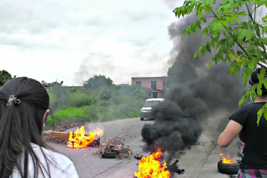 CANSADOS DE QUE NO LES DEN RESPUESTAS. Vecinos de los barrios Virgen del Huerto y Virgen de Valle optaron por hacer fogatas en las calles cercanas. la gaceta