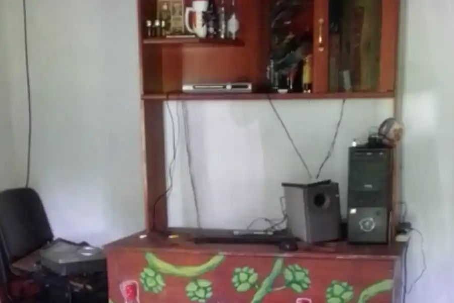 EN EL LIVING. La banda delictiva robó una TV LED y accesorios.