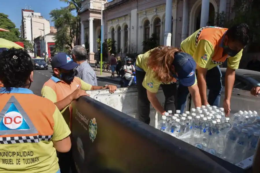La Municipalidad repartió agua mineral a quienes hacían fila frente a los centros de pago a jubilados  