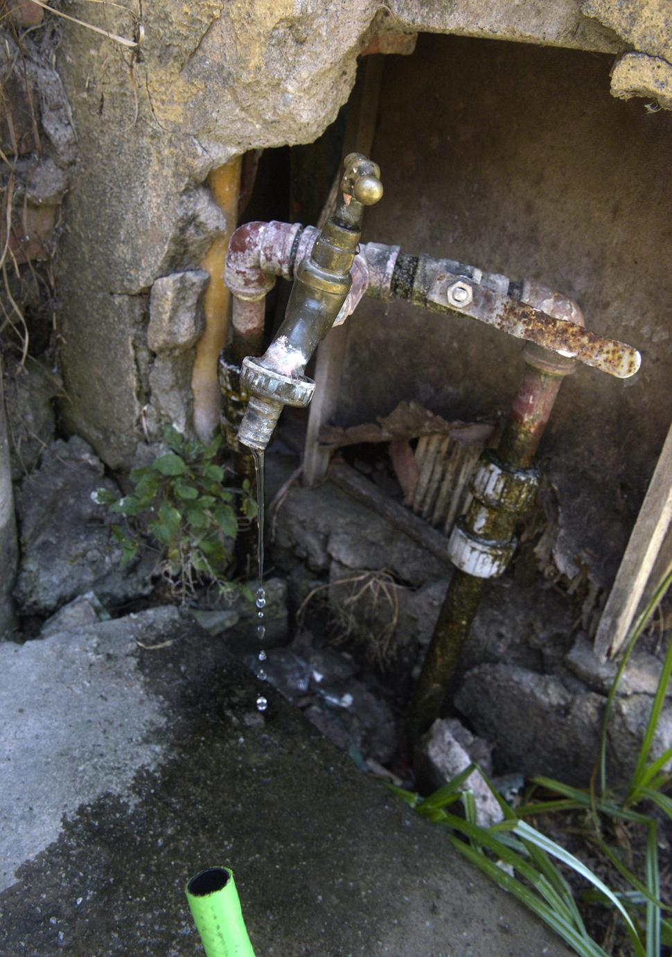 UNA CANILLA PARA MUCHOS. Quienes viven en barrios de Las Talitas deben usar un mismo caño para abastecerse, pero el agua es insuficiente.  