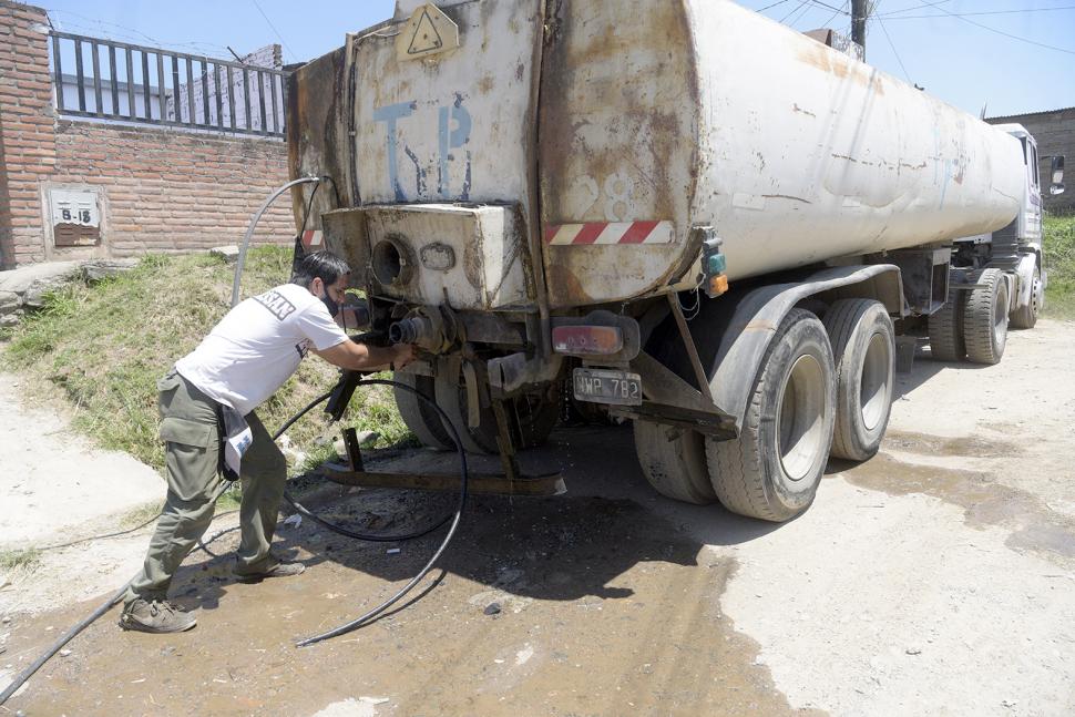 EN LOS GUTIÉRREZ. La comuna provee de agua a los vecinos con un camión cisterna, para que por lo menos puedan contar con alguna cantidad.  