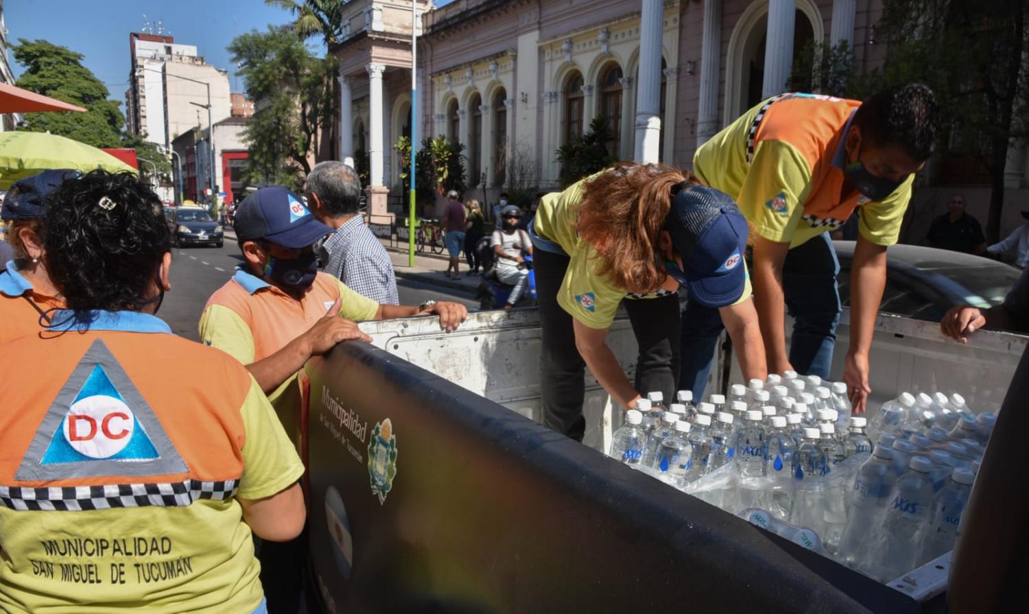 La Municipalidad repartió agua mineral a quienes hacían fila frente a los centros de pago a jubilados  