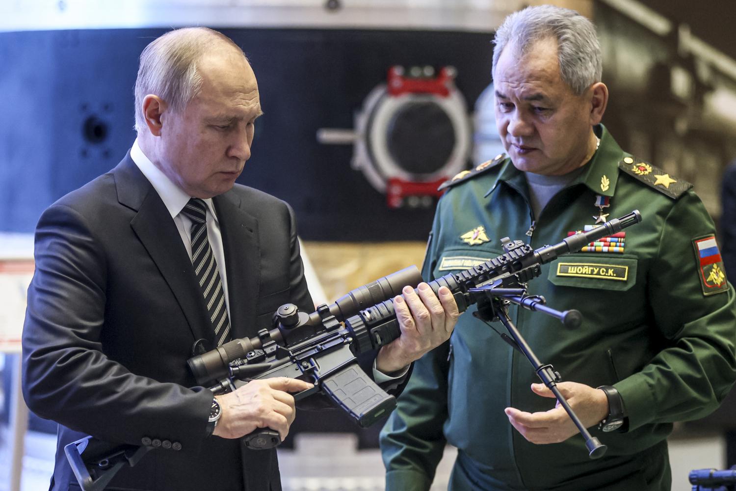Vladimir Putin y su ministro de Defensa, Sergei Shoigu, en una feria militar. AP