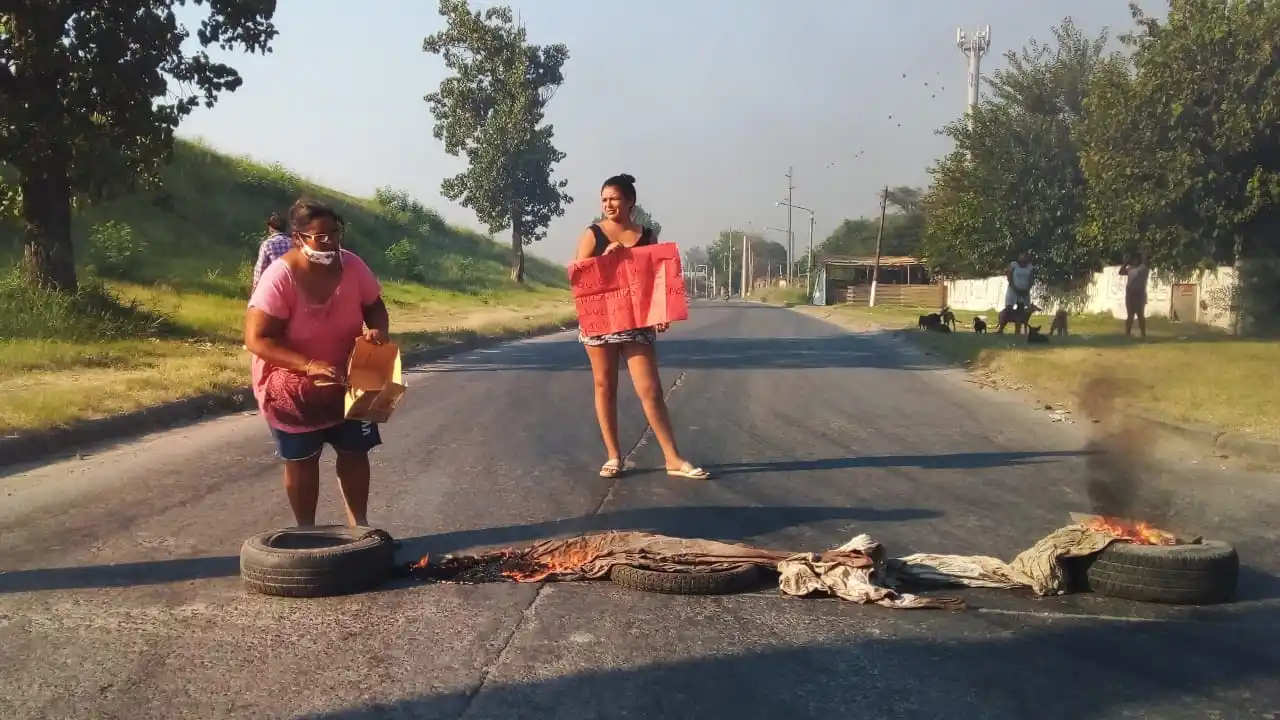 Reclaman por la falta de agua en un asentamiento y cortan la autopista Circunvalación