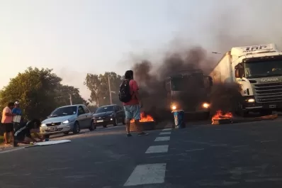 Reclaman por la falta de agua en un asentamiento y cortan la autopista Circunvalación