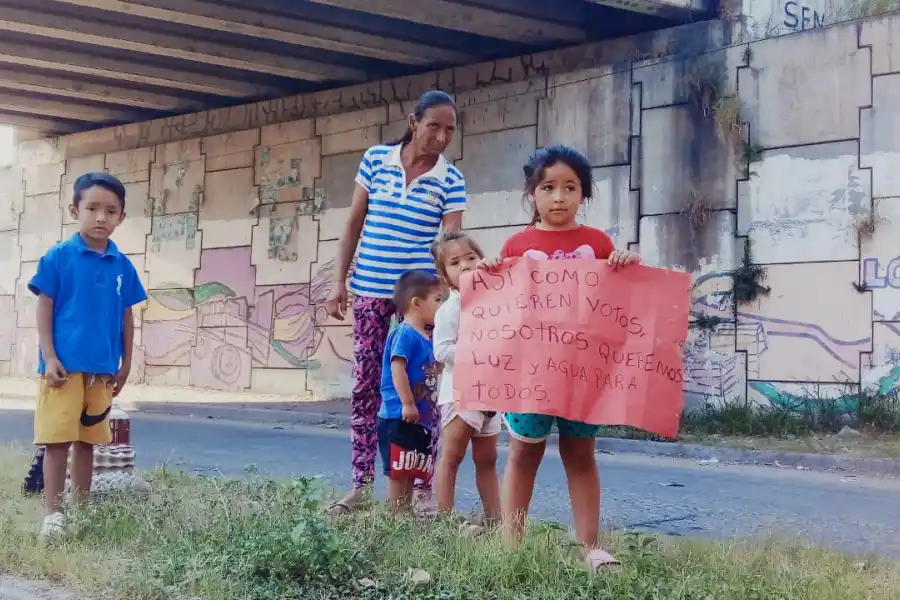Reclaman por la falta de agua en un asentamiento y cortan la autopista Circunvalación