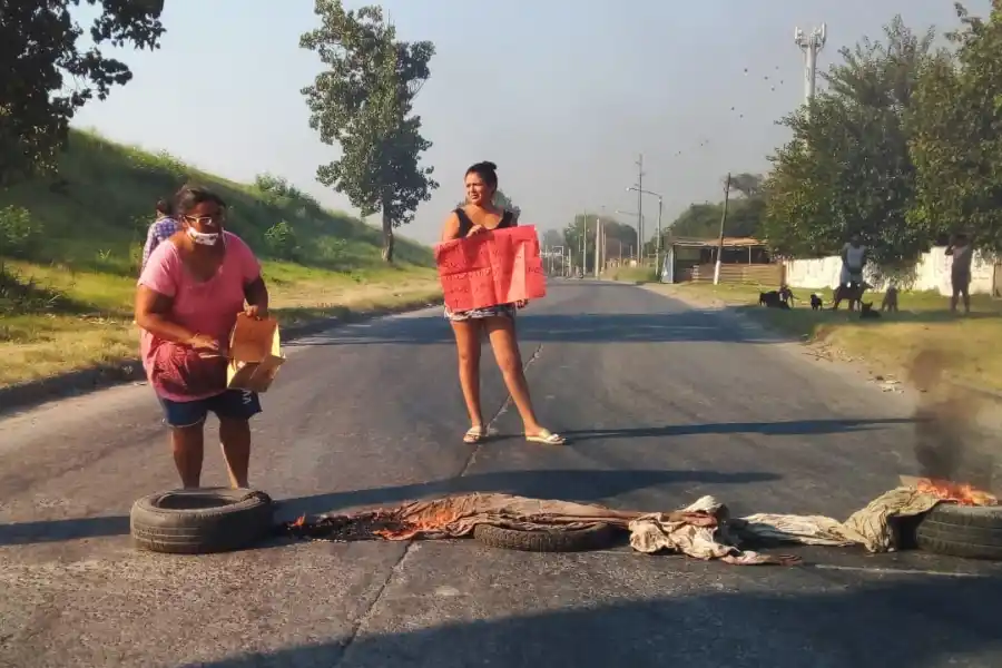 Reclaman por la falta de agua en un asentamiento y cortan la autopista Circunvalación